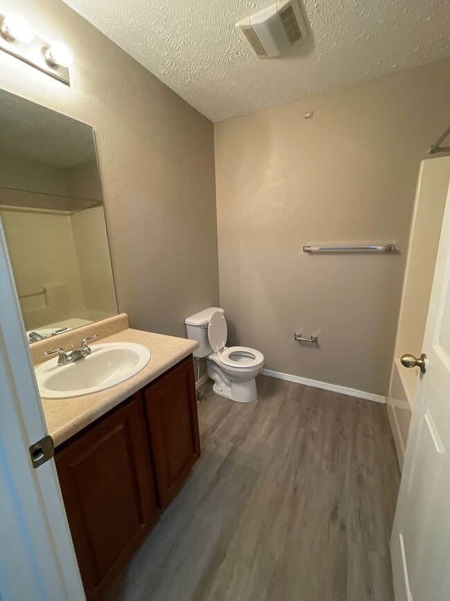 Building Photo - 2 Bedroom 2 Bath apartment at Clifton Heig...