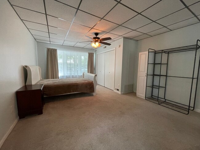 Building Photo - 105 King Henry Way