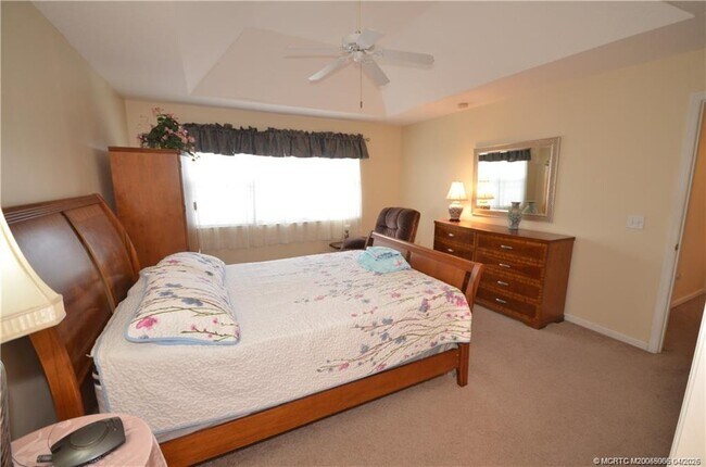 Building Photo - 753 NW Waterlily Pl