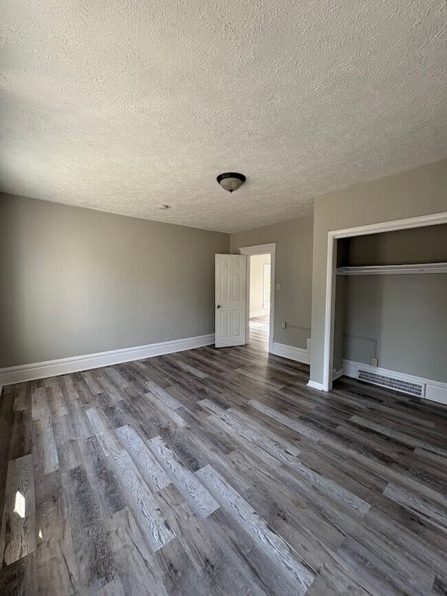 Building Photo - 656 Kling St