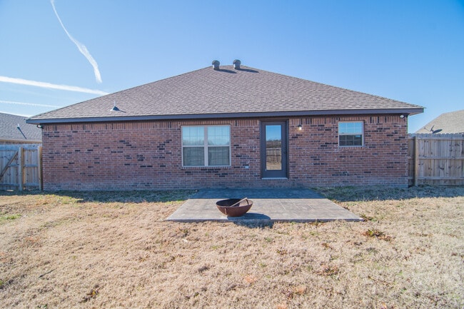 Building Photo - 3 Bed 2 Bath