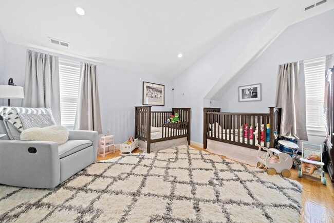 Building Photo - 11 Mason St