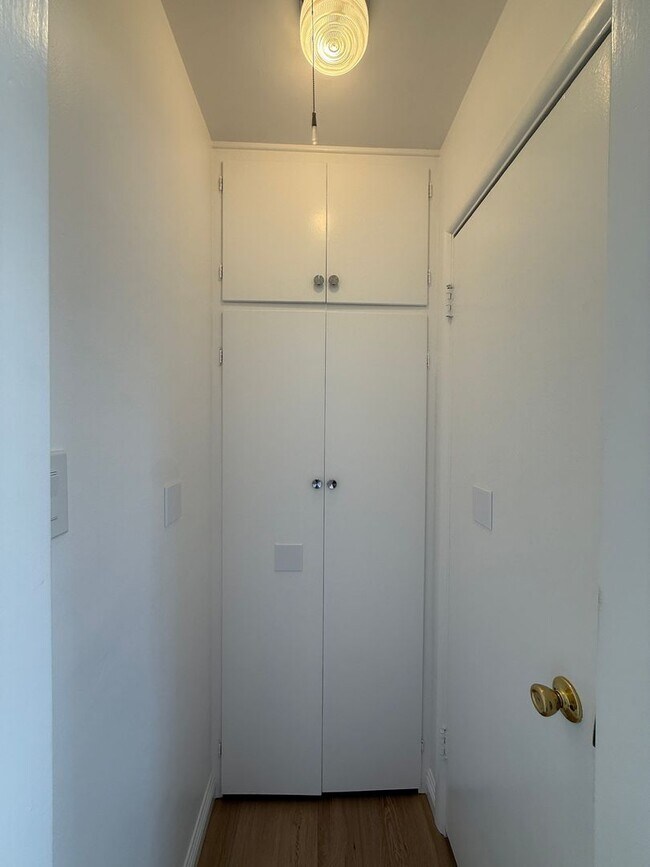 Building Photo - 1033-1035 Bath Lane