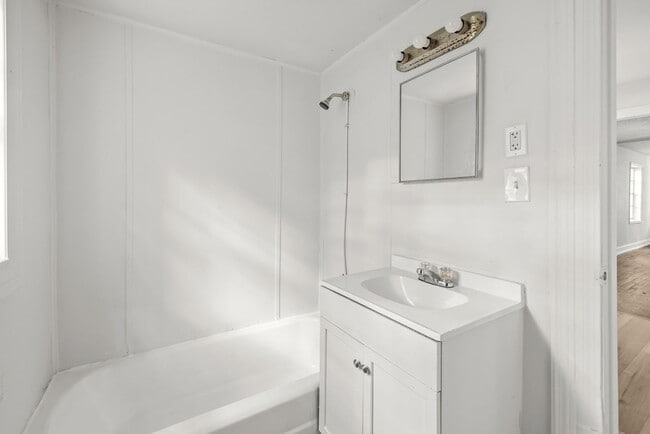 Building Photo - Charming 2 Bedroom, 2 Bathroom house
