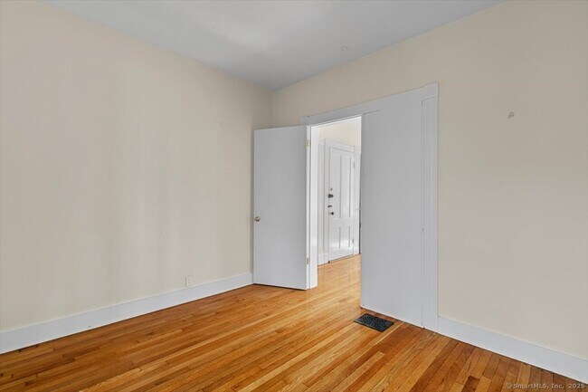 Building Photo - 56 Mansfield St