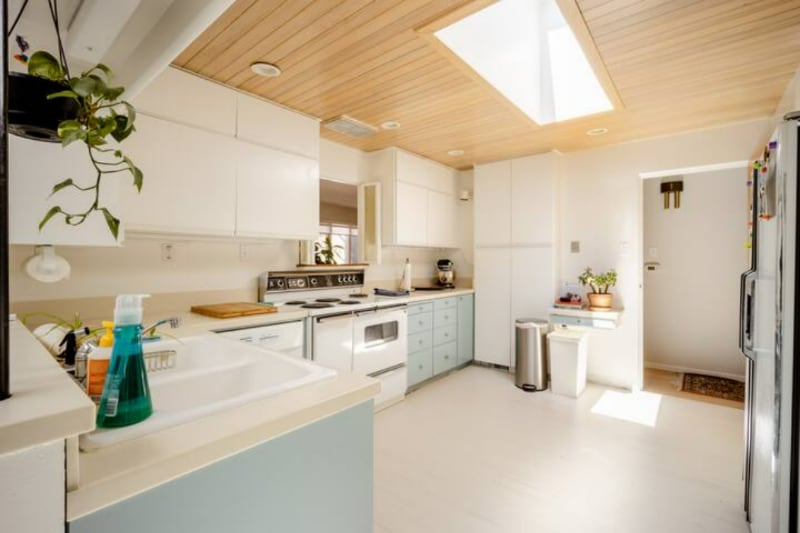 Building Photo - 2102 Mariposa Ave