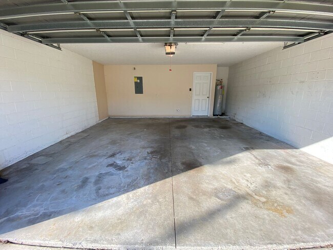 Building Photo - Oversized 3 BD / 2.5 BA with Loft