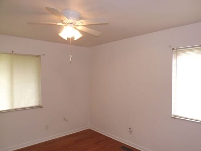 Building Photo - COMING SOON! Updated 2 bed 1 bath Condo