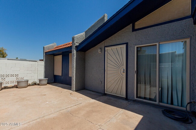 Building Photo - 712 N Santa Barbara