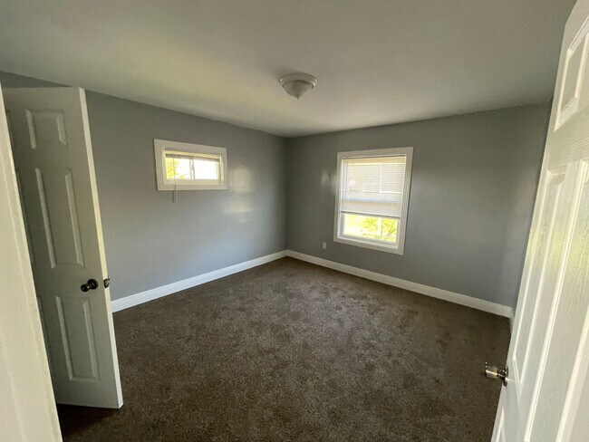 Building Photo - DAYTON, OH - FIVE OAKS - 3 BEDROOM/1 BATH ...