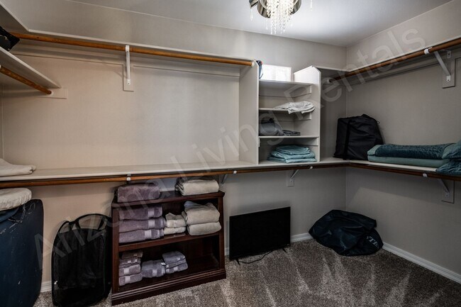 Building Photo - FURNISHED POOL HOME FOR APRIL 2026