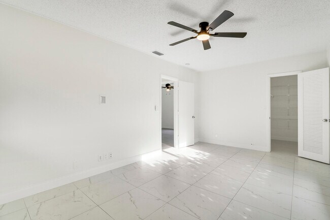 Building Photo - 100 SW 15th Ct