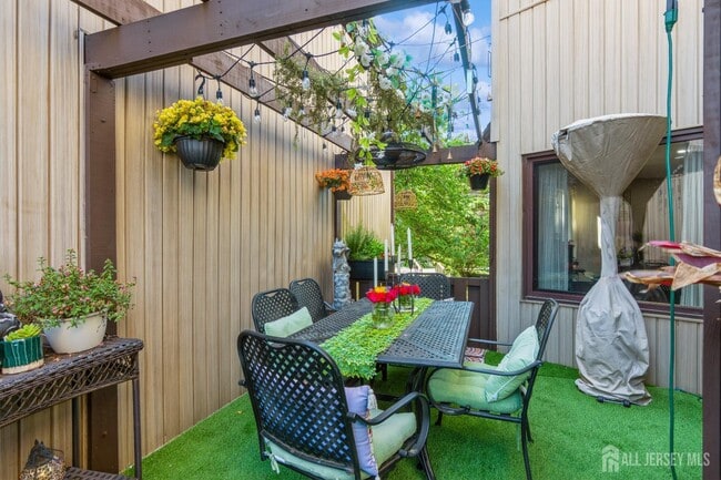 Building Photo - 217 Silver Ln