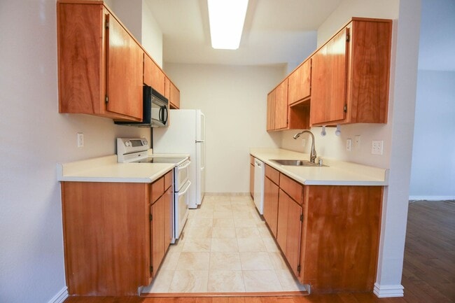 Building Photo - Richmond Marina Bay Condo In Gated Community