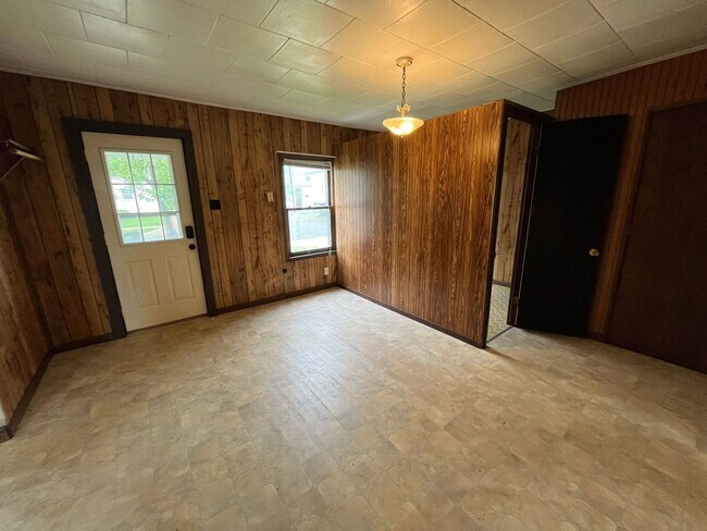 Building Photo - 310 W Arnold St
