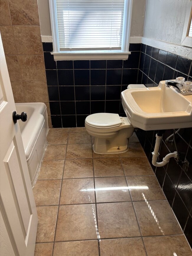 Building Photo - 3733 Vernon Ave