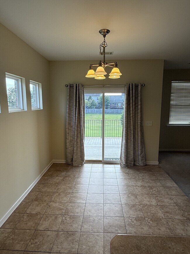 Building Photo - 1629 Robindale Dr