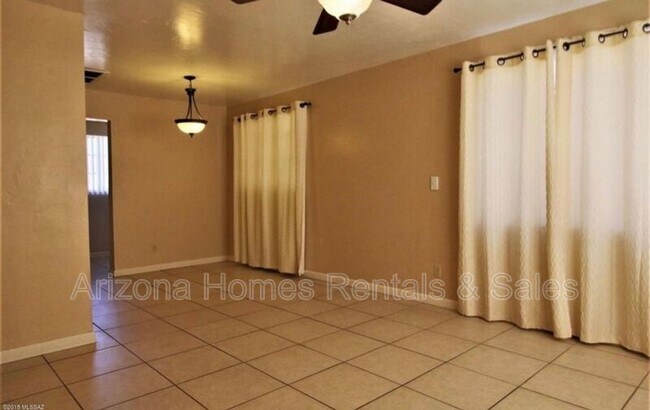 Building Photo - 4559 E Malvern St