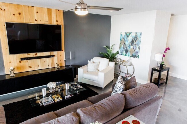 Building Photo - Gorgeous Fully Furnished 3 Bd 2 Bath Vacation Home!