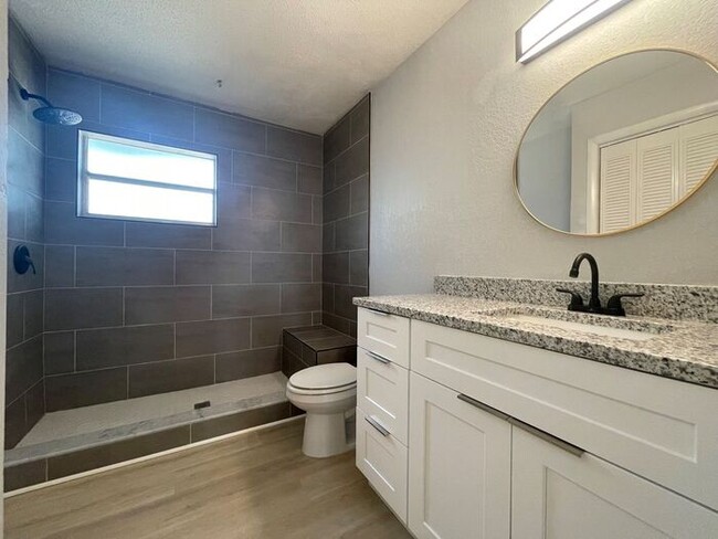 Building Photo - Newly Renovated 3 Bedroom / 2 Bath In Lake...