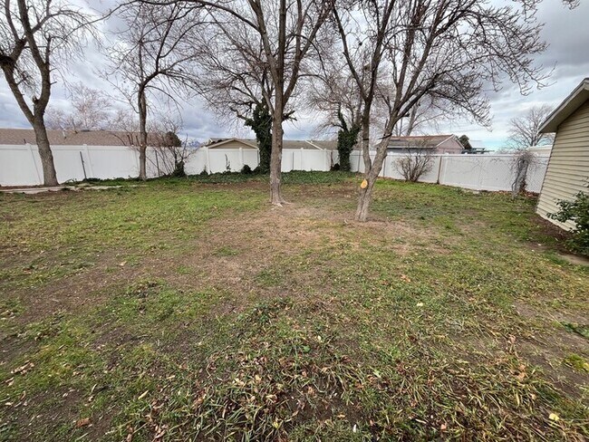 Building Photo - Remodeled Taylorsville 5 Bedroom!