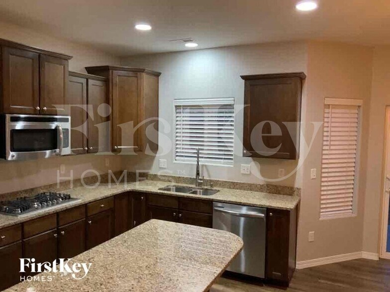 Building Photo - 3644 Saguaro Cir