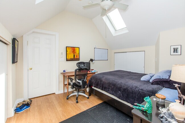Building Photo - Massive 4bed/2bath DUPLEX in the HEART of Bucktown/Wicker Park! In-Unit Laundry! Central Air!