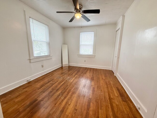 Building Photo - Charming upstairs Garage Apartment for Rent