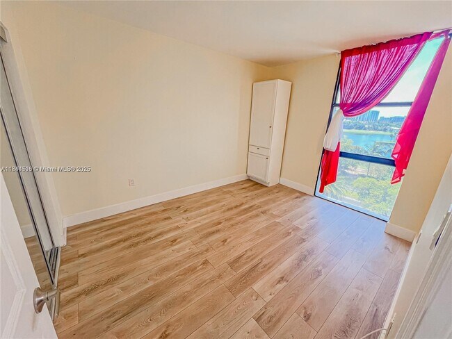 Building Photo - 3625 N Country Club Dr