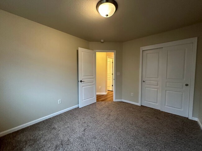 Building Photo - Well maintained home in desirable neighborhood!