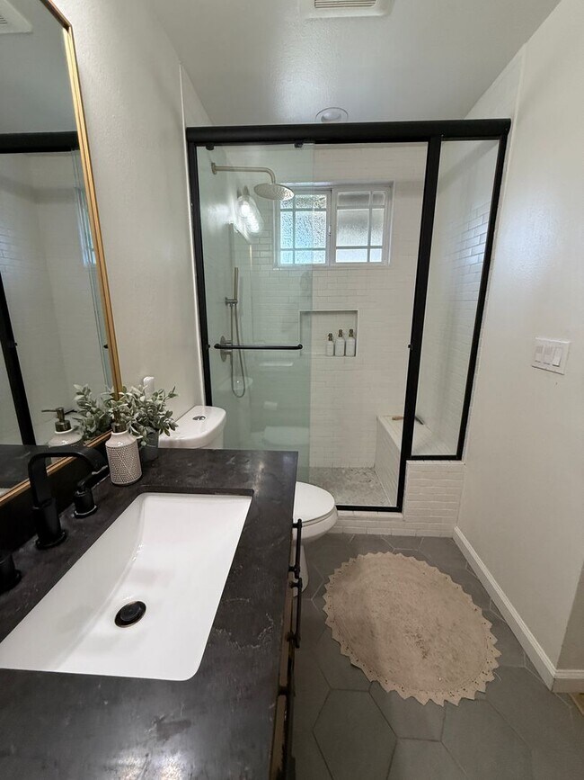 Building Photo - Garden Grove - Upgraded 3 Bedroom 2 Bath H...