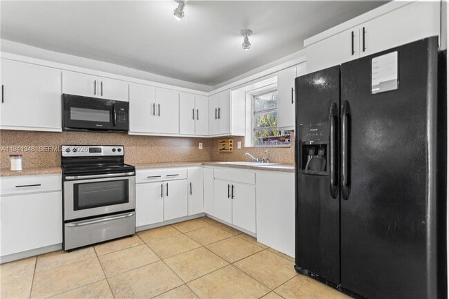 Building Photo - 3253 Pierce St