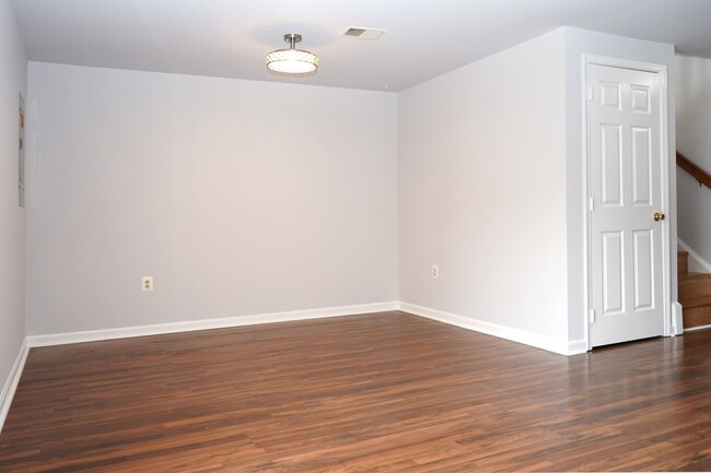 Building Photo - 4 Bedroom 3.5 Bath Townhome in Woodbridge, VA