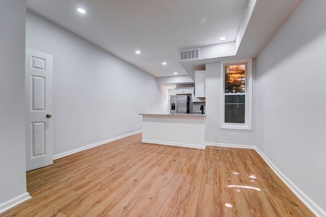 Building Photo - Beautifully Updated Townhome in Prime Loca...