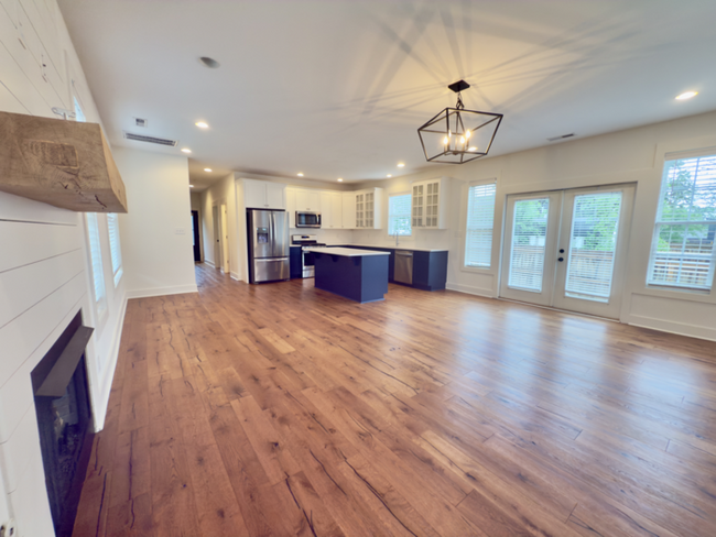 Building Photo - Beautiful 3 bed 3 bath WALKABLE to restaur...