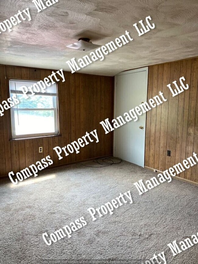 Building Photo - $995 - 2 Bed, 1 Bath - East Earl