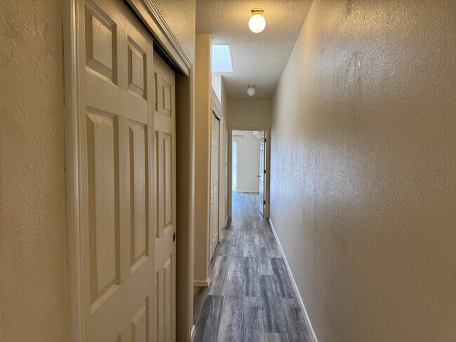 Building Photo - 9704 Lagrima De Oro Rd NE
