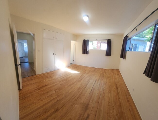 Building Photo - Well maintained 5 bedroom 2 bath with garage