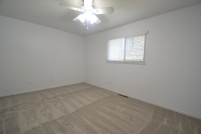 Building Photo - 1002 N Walnut St