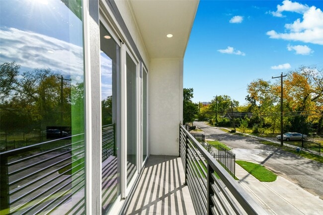 Building Photo - 3231 Tuam St