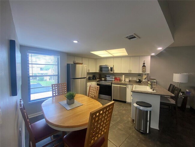 Building Photo - 2587 Cyprus Dr