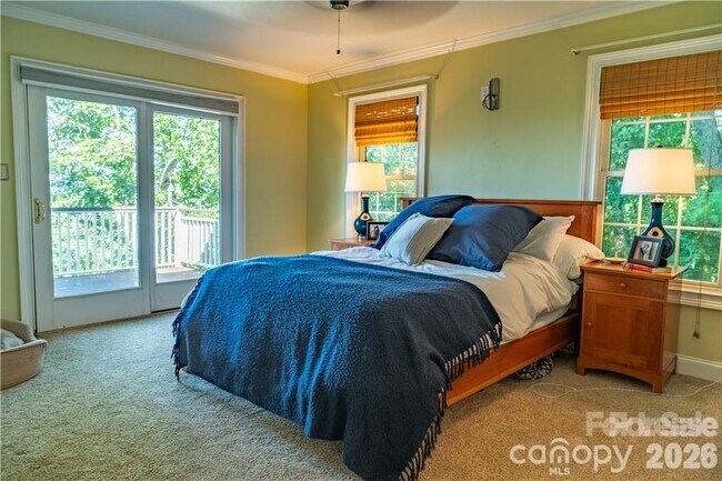 Building Photo - 40 Crestwood Dr