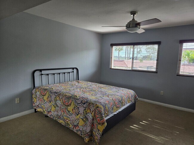 Building Photo - Ground-floor San Carlos stunning single-story condo available immediately.