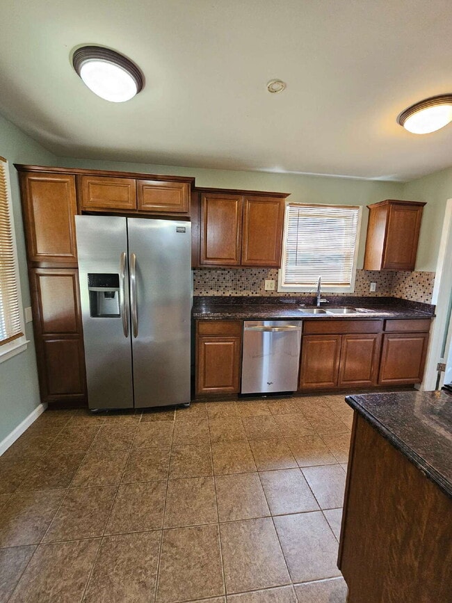 Building Photo - 3 Bedroom Brick Ranch, Updated Kitchen with Granite Countertops, Stainless-Steel Appliances, Hard...
