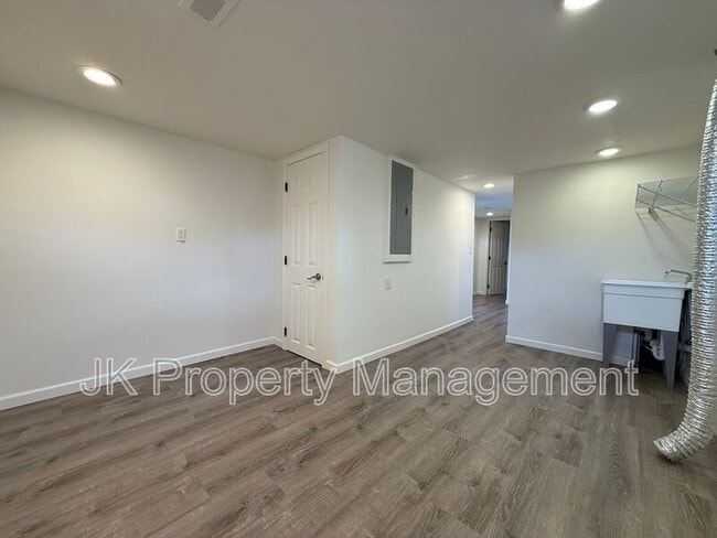 Building Photo - 105 Riverview Dr W