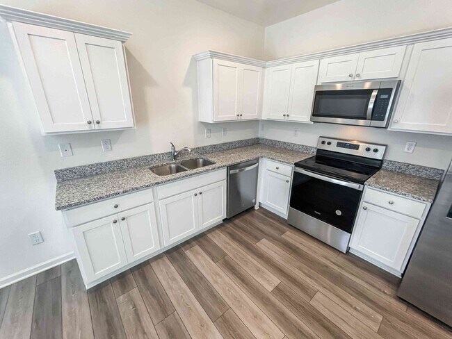 Building Photo - Cartersville Townhome - 3BR/2.5BA
