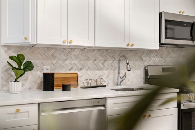 Building Photo - 1638 Latona St