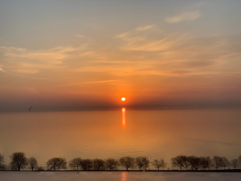 Building Photo - 5445 N Sheridan Rd