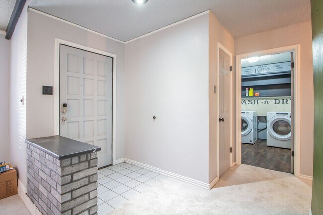 Building Photo - Charming home with updates!