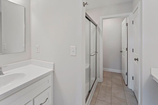 Building Photo - Lovely Updated Townhome for rent!